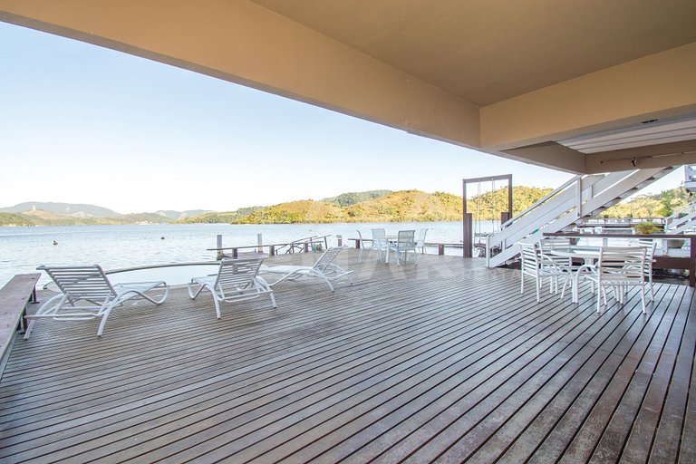 Linda casa, seis suítes em condomínio, com deck de 25m2