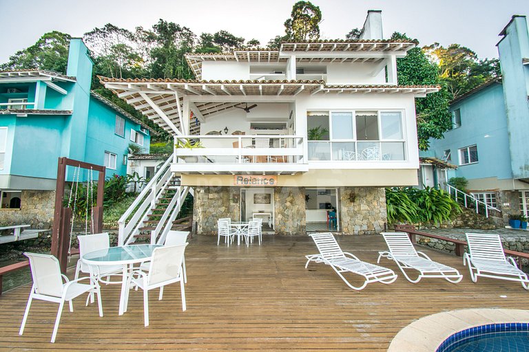 Linda casa, seis suítes em condomínio, com deck de 25m2