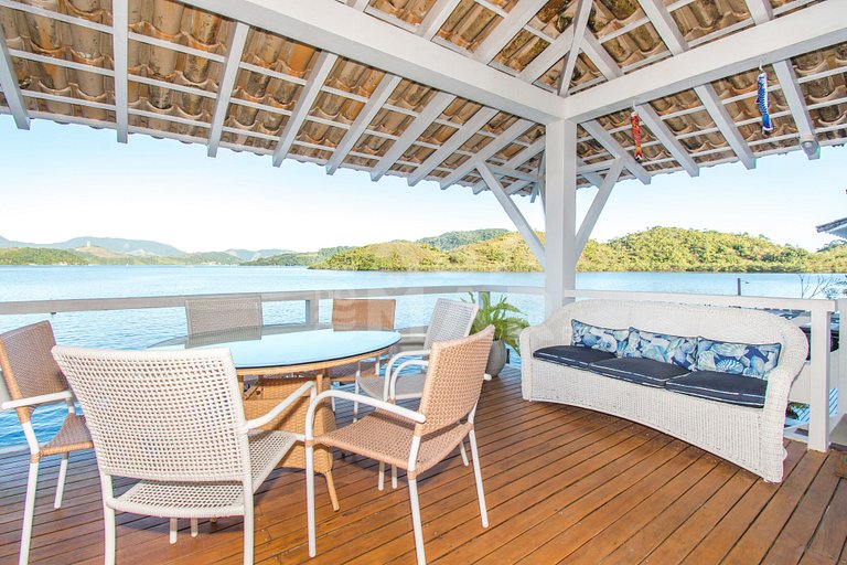 Linda casa, seis suítes em condomínio, com deck de 25m2