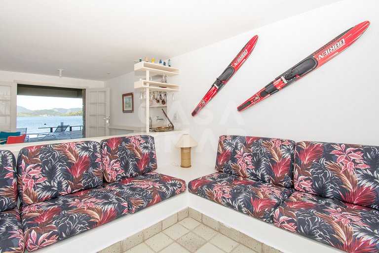 Linda casa, seis suítes em condomínio, com deck de 25m2