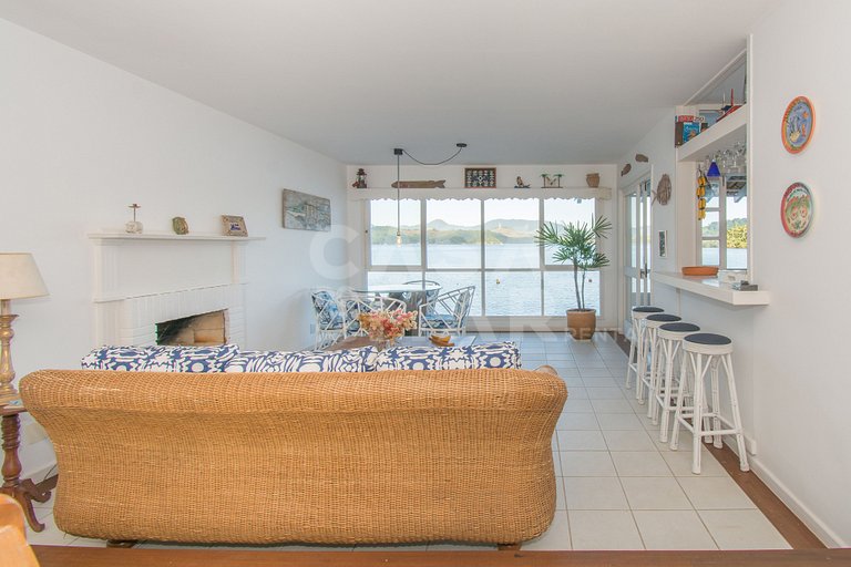Linda casa, seis suítes em condomínio, com deck de 25m2