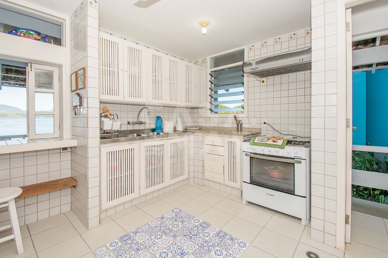 Linda casa, seis suítes em condomínio, com deck de 25m2