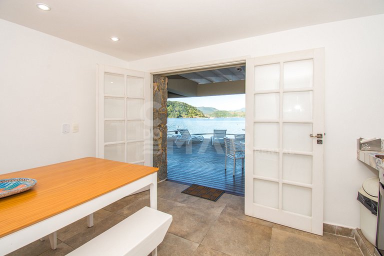 Linda casa, seis suítes em condomínio, com deck de 25m2