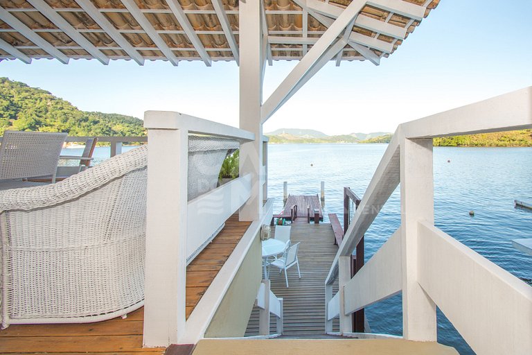 Linda casa, seis suítes em condomínio, com deck de 25m2