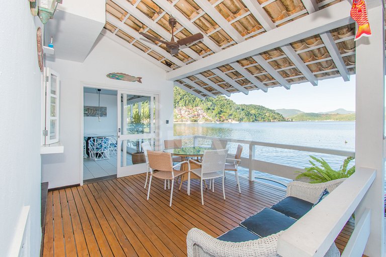 Linda casa, seis suítes em condomínio, com deck de 25m2