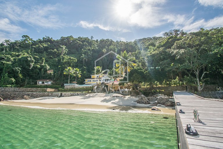 Beautiful villa with exclusive beach, seven suites in a cond