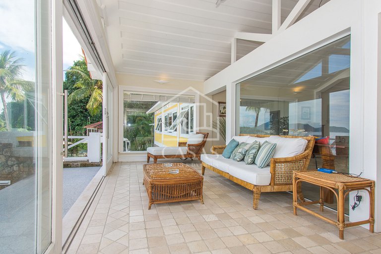 Beautiful villa with exclusive beach, seven suites in a cond