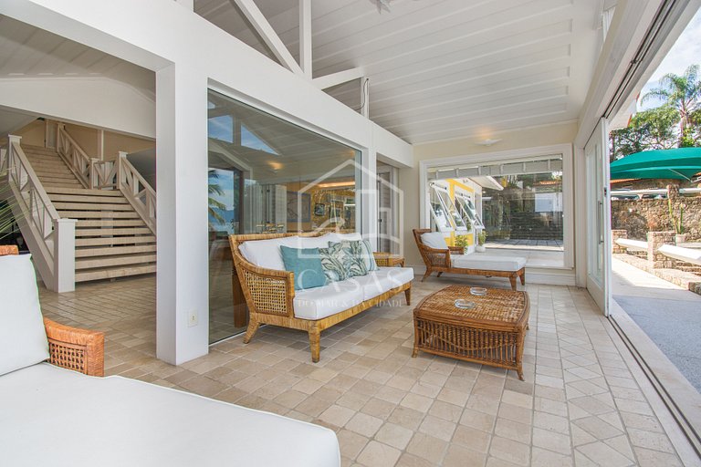 Beautiful villa with exclusive beach, seven suites in a cond