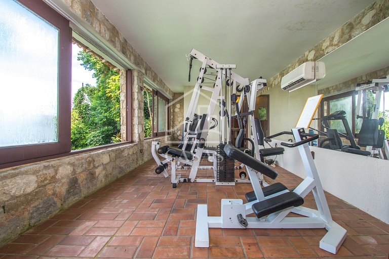 Beautiful villa with exclusive beach, seven suites in a cond