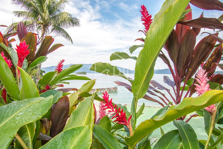 Beautiful villa with exclusive beach, seven suites in a cond