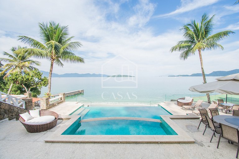 Beautiful villa with exclusive beach, seven suites in a cond