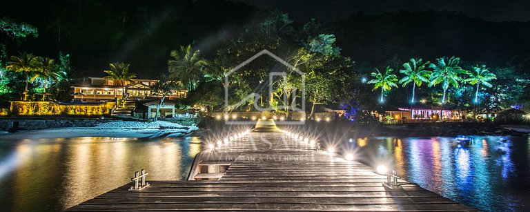 Beautiful villa with exclusive beach, seven suites in a cond