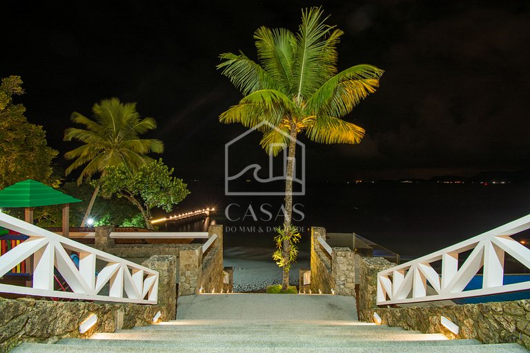 Beautiful villa with exclusive beach, seven suites in a cond