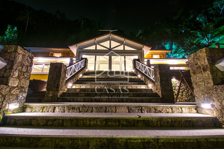 Beautiful villa with exclusive beach, seven suites in a cond