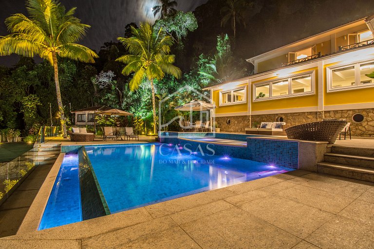 Beautiful villa with exclusive beach, seven suites in a cond