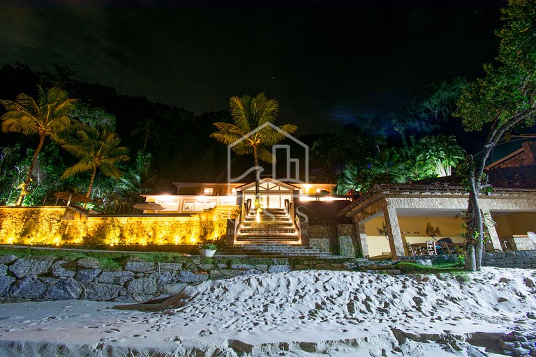 Beautiful villa with exclusive beach, seven suites in a cond