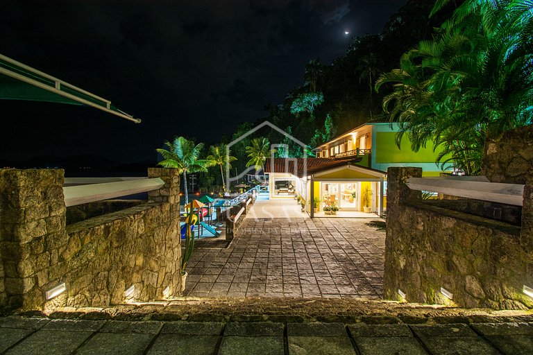 Beautiful villa with exclusive beach, seven suites in a cond