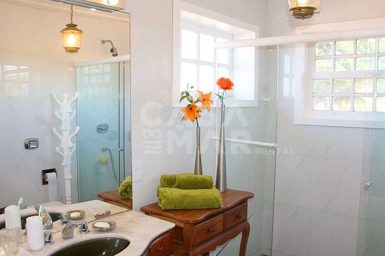 Linda casa com cinco quartos, pé na areia da Praia Rasa