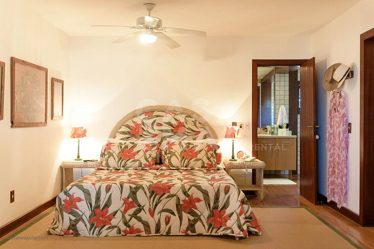 Casa com cinco suítes, pé na areia da Praia de Geribá
