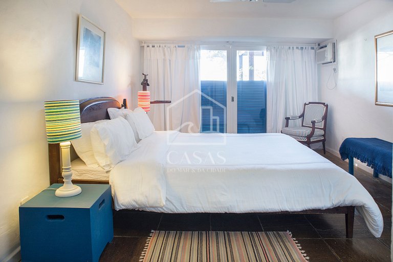 Beautiful house with six suites, facing the sea, with the mo