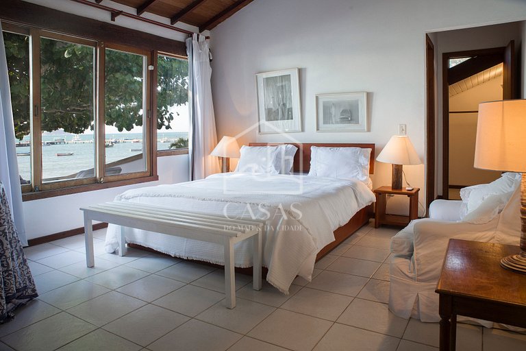Beautiful house with six suites, facing the sea, with the mo