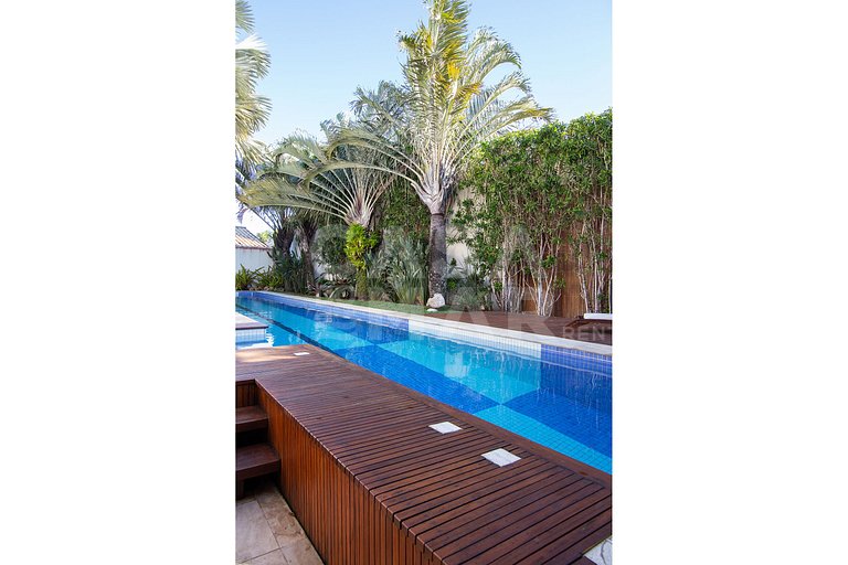 Casa com quatro suítes, piscina, espaço gourmet, jacuzzi