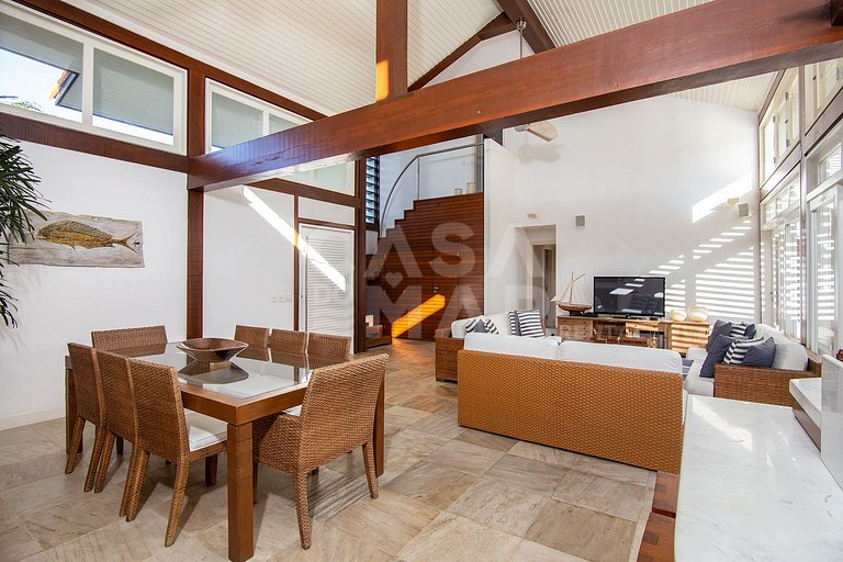 Casa com quatro suítes, piscina, espaço gourmet, jacuzzi