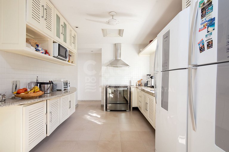 Casa com quatro suítes, piscina, espaço gourmet, jacuzzi