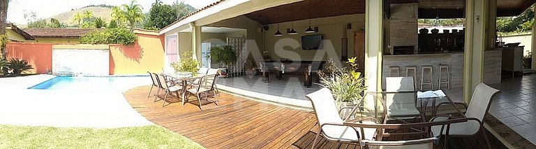 Casa com quatro suítes no Frade com piscina e churrasqueira