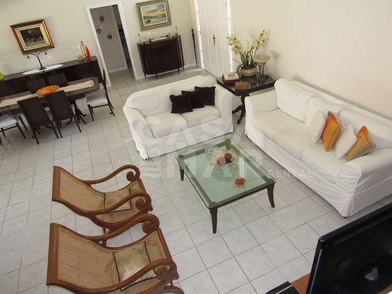Casa com quatro suítes no Frade com piscina e churrasqueira