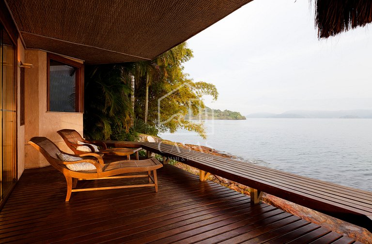Villa with five suites on a private island - Princess Island
