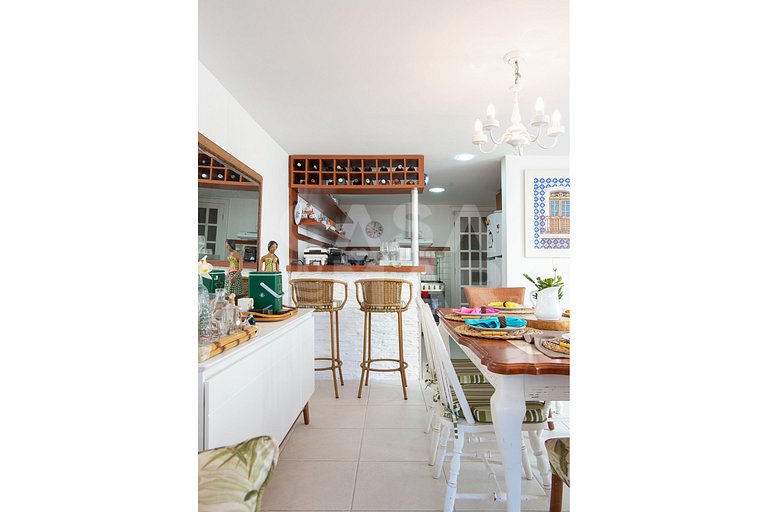 Casa com cinco quartos, piscina e espaço gourmet
