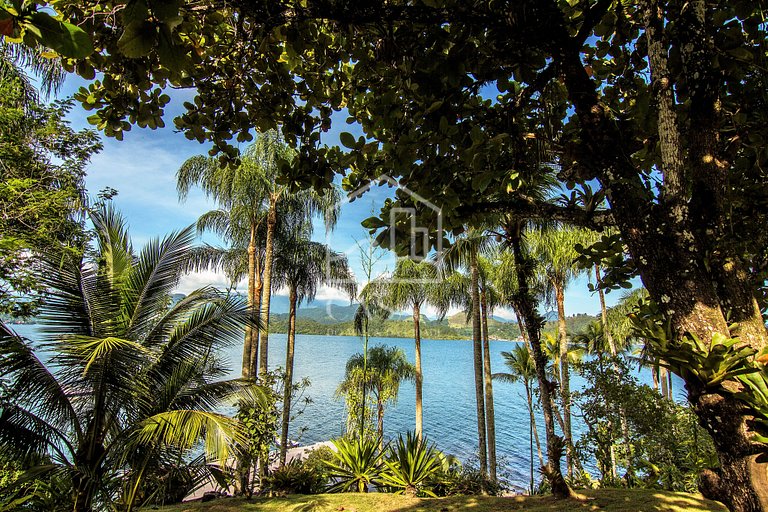 Beautiful private island with five spacious suites