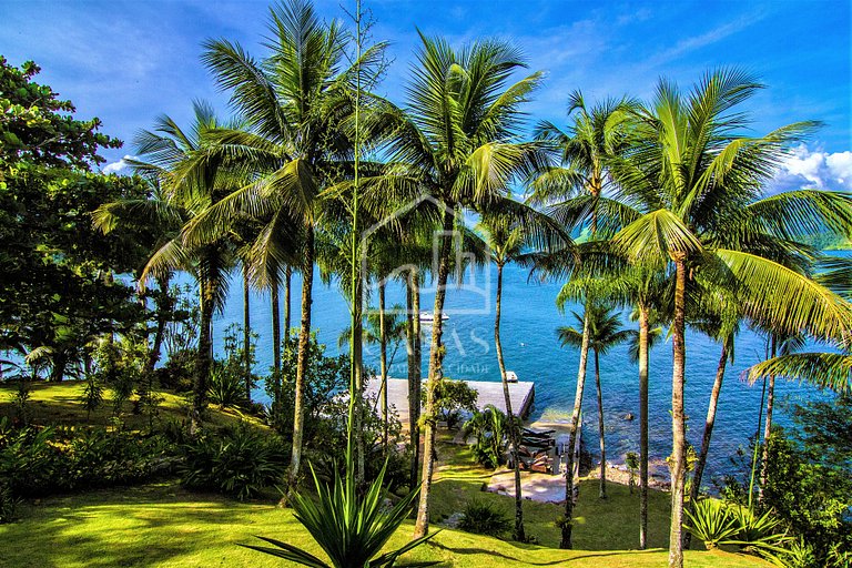 Beautiful private island with five spacious suites