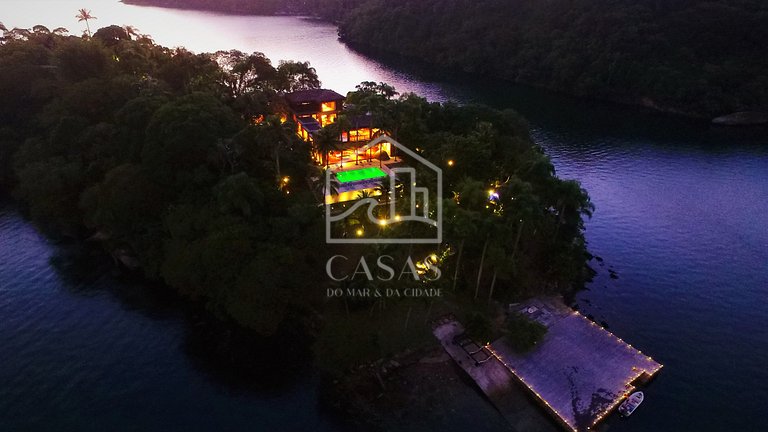 Beautiful private island with five spacious suites