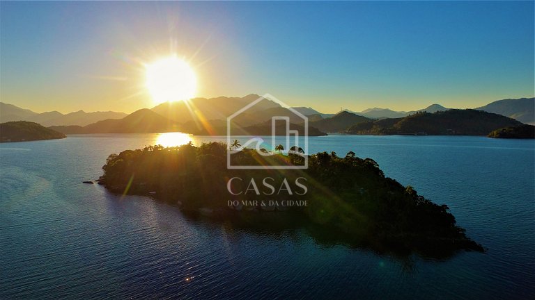 Beautiful private island with five spacious suites