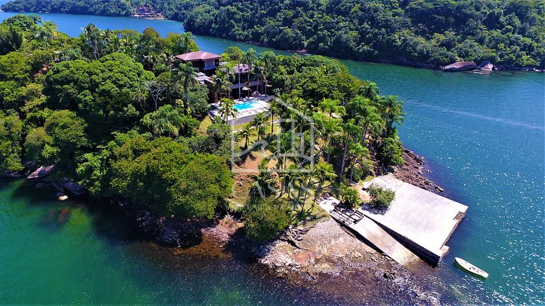 Beautiful private island with five spacious suites