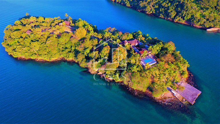 Beautiful private island with five spacious suites