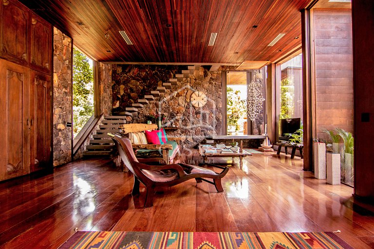 Beautiful private island with five spacious suites