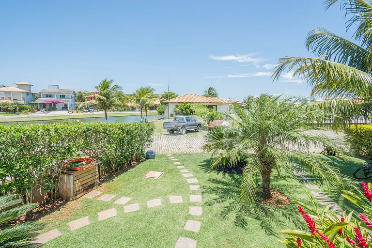 Casa condomínio, três suítes, ar, quadra de tênis