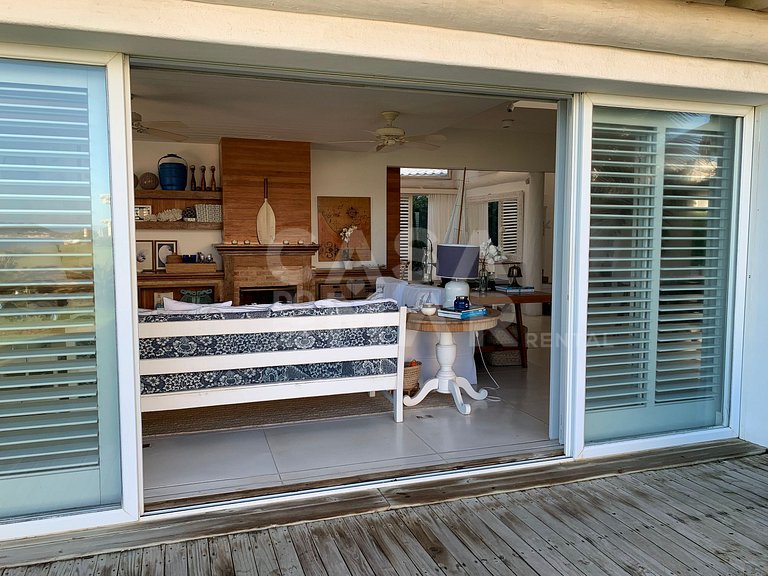 Casa para locação com cinco suítes, pé na areia, família