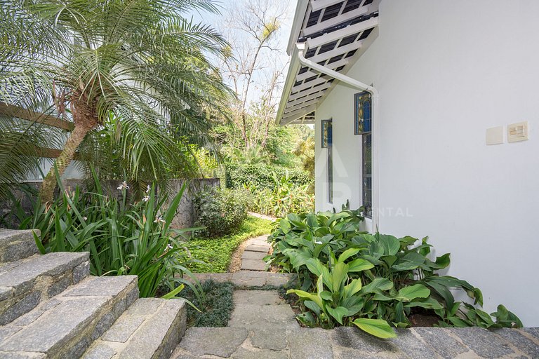 Casa com sete suítes, praia privativa com lancha