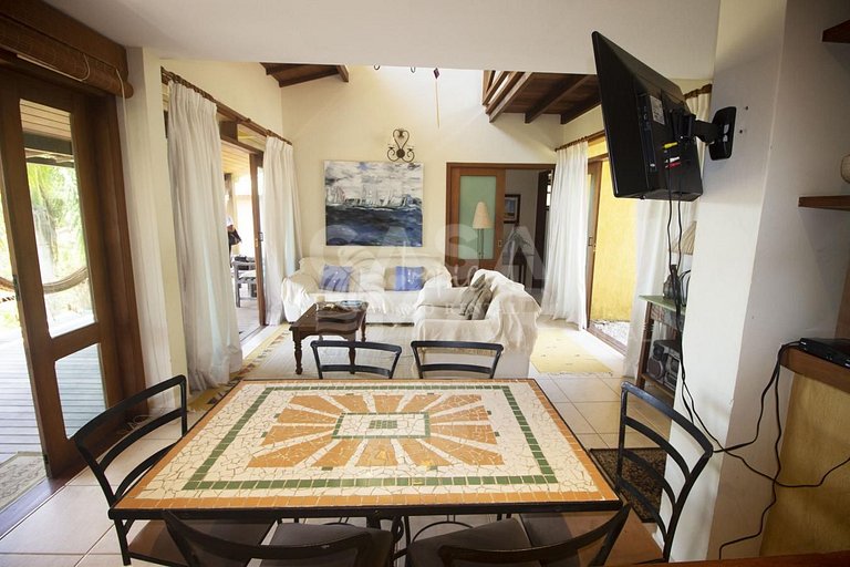Ótima casa, com três quartos, localizada em Búzios