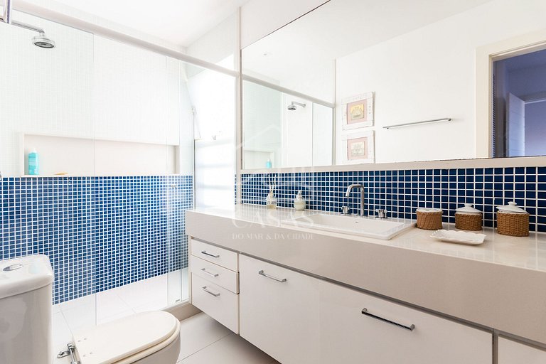 Beautiful house, with six suites, in condominium seafront