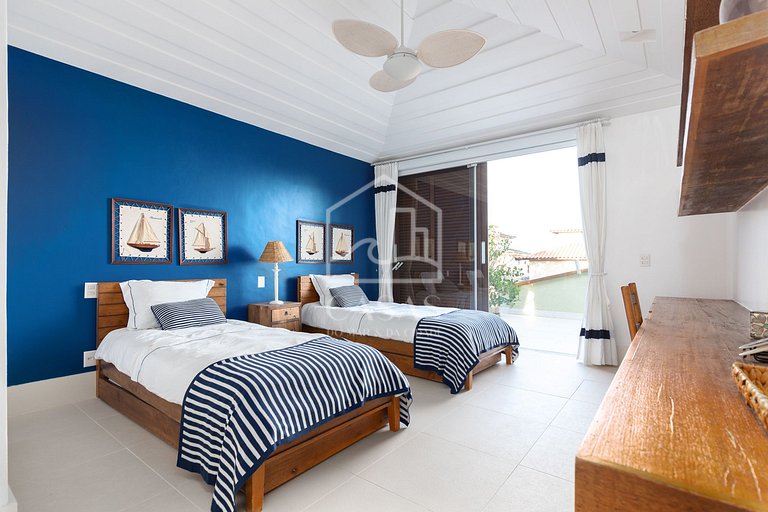 Beautiful house, with six suites, in condominium seafront