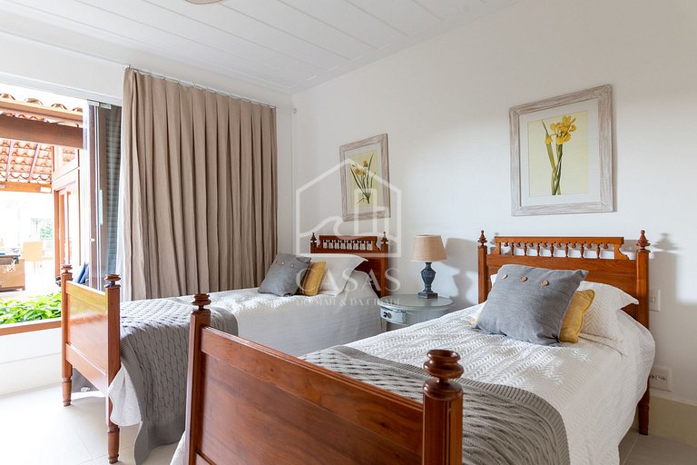 Beautiful house, with six suites, in condominium seafront
