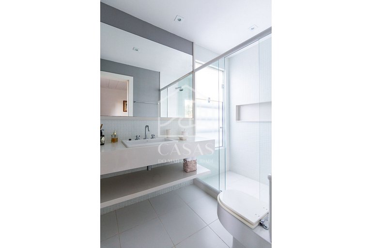 Beautiful house, with six suites, in condominium seafront
