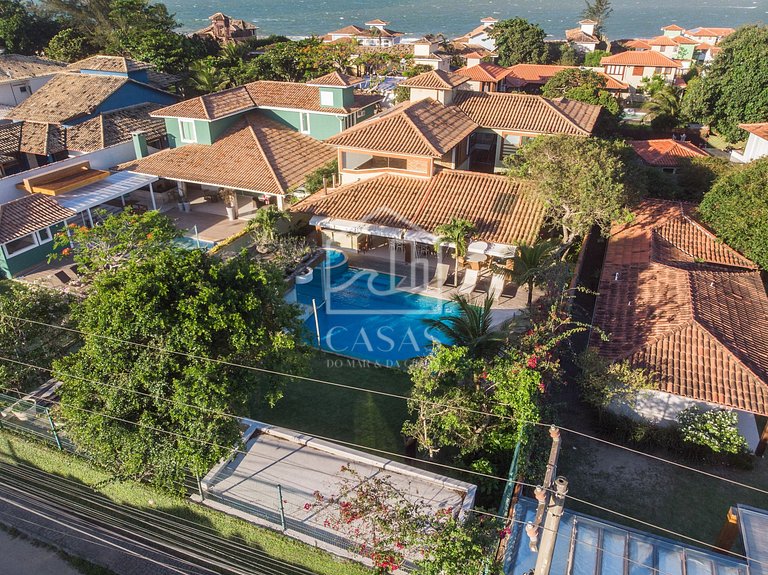 Beautiful house, with six suites, in condominium seafront