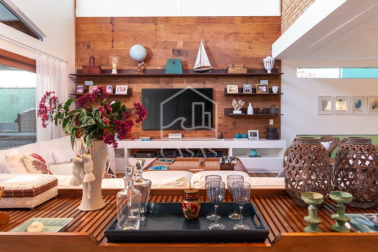 Beautiful house, with six suites, in condominium seafront