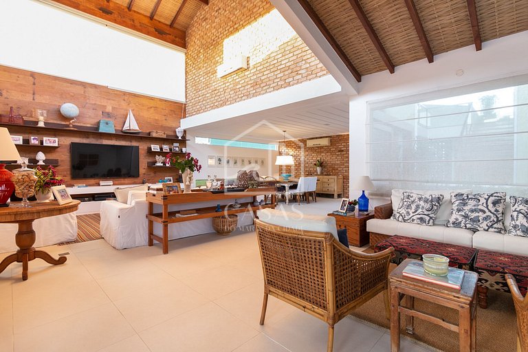 Beautiful house, with six suites, in condominium seafront